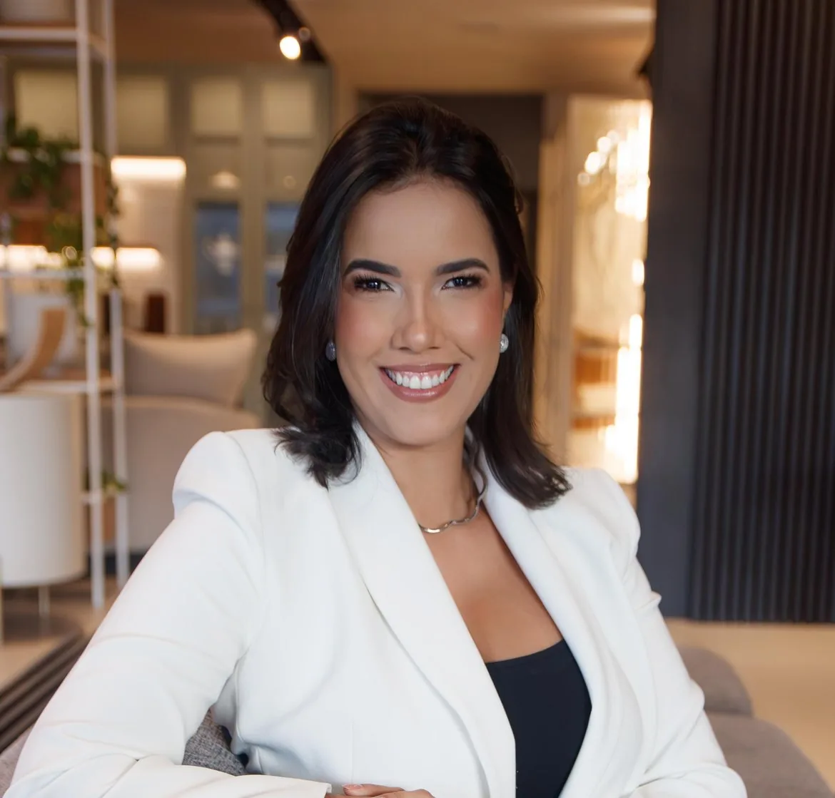 Amanda Freire no escritório